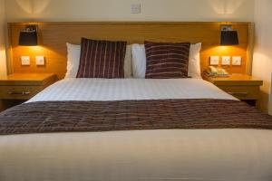 Ένα ή περισσότερα κρεβάτια σε δωμάτιο στο The Carraig Hotel