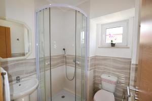 une salle de bain avec une douche, des toilettes et un lavabo dans l'établissement Casa Dom Carlos, à Ferragudo 26 autres photos