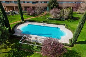 an overhead view of a swimming pool in a yard at Las Encinas Design Apartment in Conde Orgaz - Madrid in Madrid