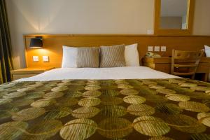 Ένα ή περισσότερα κρεβάτια σε δωμάτιο στο The Carraig Hotel