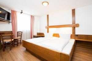 Postel nebo postele na pokoji v ubytování Hotel Alt Bamberg