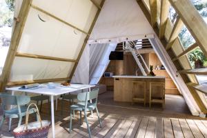 a kitchen and dining room of a tent with a table and chairs at Tamarit Beach Resort in Tamarit