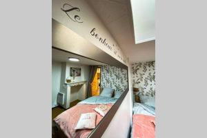 Ένα ή περισσότερα κρεβάτια σε δωμάτιο στο Appartement cocooning familial