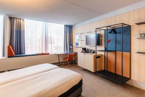 een hotelkamer met een bed en een bureau bij Hotel Casa Amsterdam in Amsterdam +37 foto's