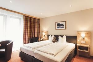 Postel nebo postele na pokoji v ubytování Hotel Johanna mitten im Ötztal