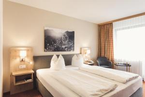 Postel nebo postele na pokoji v ubytování Hotel Johanna mitten im Ötztal