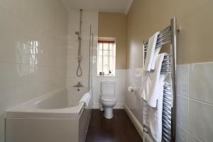 Ein Badezimmer in der Unterkunft Leeds Castle Stable Courtyard Bed and Breakfast