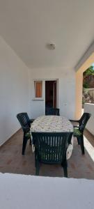 ein Esszimmer mit einem Tisch und Stühlen in einem Raum in der Unterkunft Danijel in Sveti Juraj