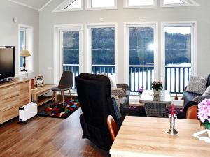 Una sala de estar con un sofá y un televisor. en 8 person holiday home in VATNE, en Vatne