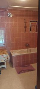 ein Badezimmer mit Badewanne und Waschbecken in der Unterkunft Danijel in Sveti Juraj