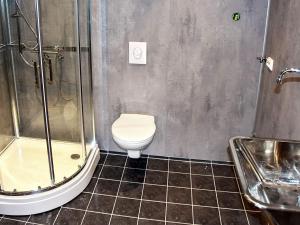 Un baño con ducha, inodoro y lavabo. en 8 person holiday home in VATNE, en Vatne 27 fotos más