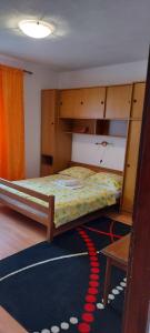 ein Schlafzimmer mit einem Etagenbett und einem Teppich in der Unterkunft Danijel in Sveti Juraj