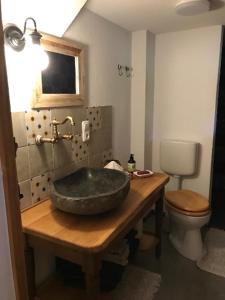 ein Bad mit einem Waschbecken und einem WC in der Unterkunft Der Zirkuswagen und das Elfenhaus in Dittmannsdorf