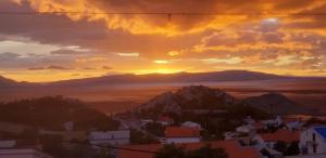 einen Sonnenuntergang über einer Stadt mit Bergen im Hintergrund in der Unterkunft Danijel in Sveti Juraj