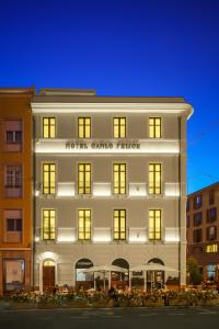 un gran edificio blanco con un cartel. en Boutique Hotel Carlo Felice, en Cagliari