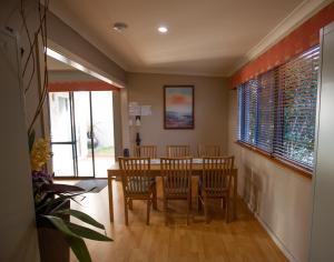 comedor con mesa y sillas en Dunn Bay Village Resort Homes, en Dunsborough