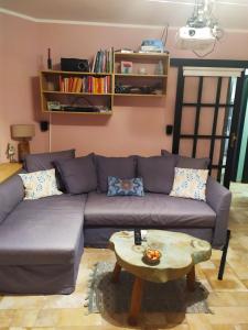 een woonkamer met een bank en een tafel bij Tazacorte beach 1 floor in Puerto