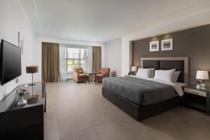 Ein Bett oder Betten in einem Zimmer der Unterkunft Rhactus Hotel, New Alamein