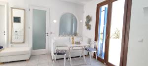 Ένα ή περισσότερα κρεβάτια σε δωμάτιο στο Olive Tree, Mykonos Town 2BRM Apartment with Pool +27 φωτογραφίες