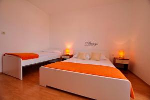 מיטה או מיטות בחדר ב-Apartmani Martinovka