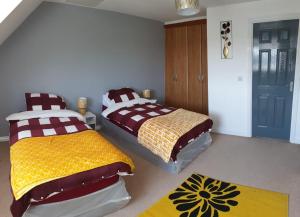 sypialnia z 2 łóżkami i dywanem w obiekcie Queens Rooms, a Perfect Stay, Next to Shopping Parks and Central Manchester w Manchesterze