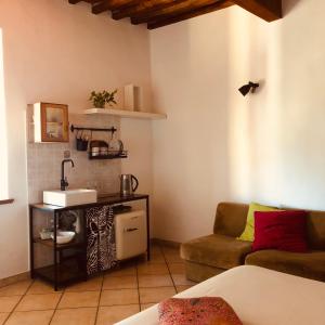 a living room with a sink and a couch at Anitta GuestHouse in Castagneto Carducci