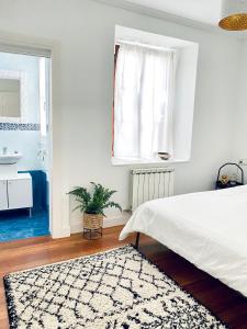 a bedroom with a bed and a bathroom with a sink at Apartamento en el autentico corazón de Mundaka in Mundaka