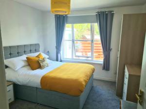 1 dormitorio con cama y ventana grande en Aviemore Stay & Explore, en Aviemore