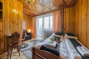 1 dormitorio con 1 cama grande en una habitación con paredes de madera en Rezydencja Silverton - Piłkarzyki, Ping Pong w obiekcie, en Białka Tatrzanska
