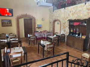 カステッランマーレ・デル・ゴルフォにあるCasale Del Golfoのテーブルと椅子が備わるレストラン