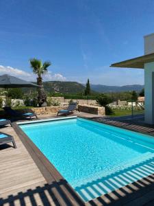 una piscina en una villa con vistas en Villa Maria 12 pers piscine chauffée 5 min plage en voiture, en Sainte-Lucie de Porto-Vecchio