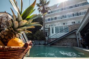 拉弗提港的住宿－起亞尼阿克迪酒店，一座带 ⁇ 萝的游泳池和一座建筑