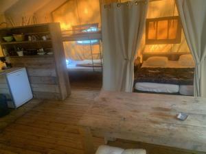 Camping les Lacs d'Armagnac的厨房或小厨房