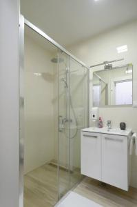 uma casa de banho com uma cabina de duche em vidro e um lavatório. em Maximus em Čakovec