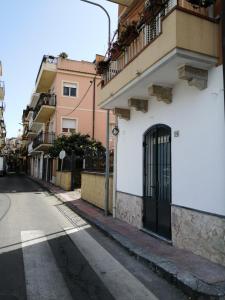 una calle vacía en una ciudad con edificios en Marvin's Home, en Giardini Naxos