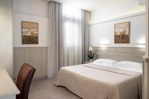 Postel nebo postele na pokoji v ubytování Hotel Grifone Firenze - Meetings & Spa