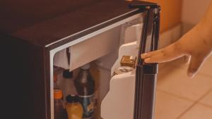 Eine Hand greift in eine Kühlschranktür in der Unterkunft Los Ciruelos Oaxaca in Oaxaca de Juárez + 22 Fotos