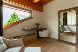 a living room with a couch and a window at Foresteria Crotasc in Mese