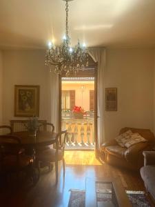 a living room with a table and a chandelier at Verona in musica apartment in Verona