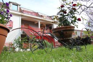Aed väljaspool majutusasutust Lucantò Accommodations