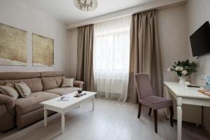 Helios في بوكوفِل: غرفة معيشة مع أريكة وطاولة