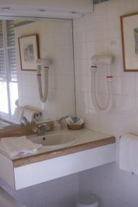 a bathroom with a sink and a mirror at Blanche de Castille in Bléneau