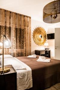 una camera con un grande letto e uno specchio di Trevisi27 a Treviso