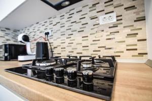 a stove top oven sitting on top of a kitchen counter at Apart hotel Victor 203 in Mamaia