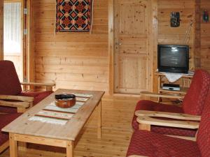sala de estar con mesa y TV en Two-Bedroom Holiday home in Nordfjordeid 1 en Heggjafrislia
