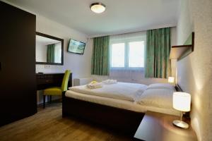 Łóżko lub łóżka w pokoju w obiekcie Mountainlovers Berghotel SeidlAlm