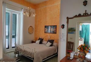 una camera con letto e specchio di ENZA ROOM'S AMALFI COAST affittacamere ad Amalfi