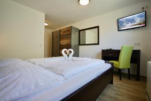 Łóżko lub łóżka w pokoju w obiekcie Mountainlovers Berghotel SeidlAlm