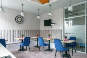 Televízia a/alebo spoločenská miestnosť v ubytovaní Trip & Hostel