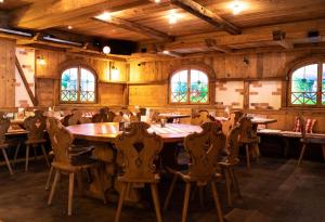 a dining room with a large wooden table and chairs at Gartenlaube Marburg in Marburg an der Lahn